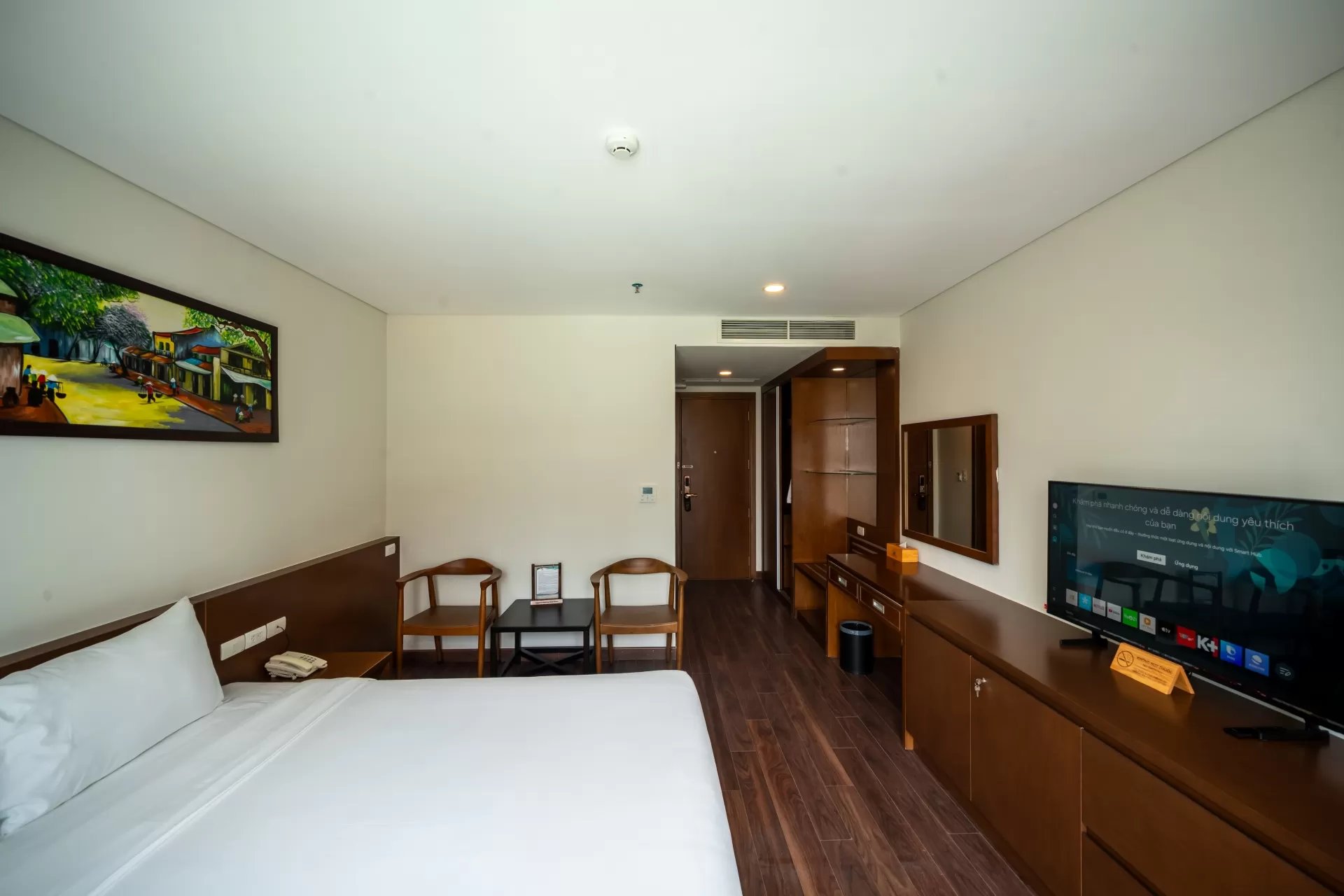 Deluxe Double Room: Hướng Chếch Biển Và Thành Phố