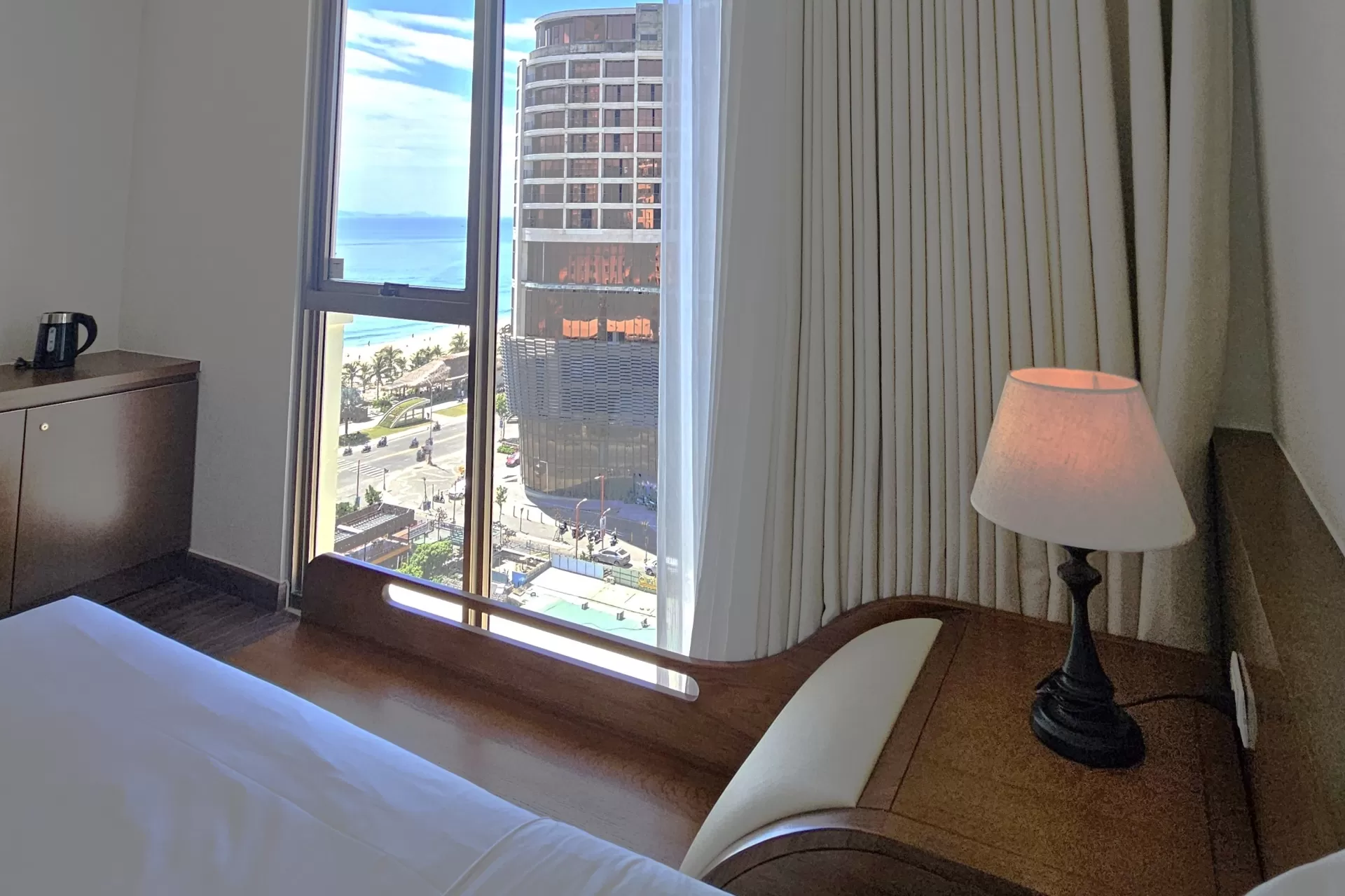 Deluxe Double Room: Hướng Chếch Biển Và Thành Phố
