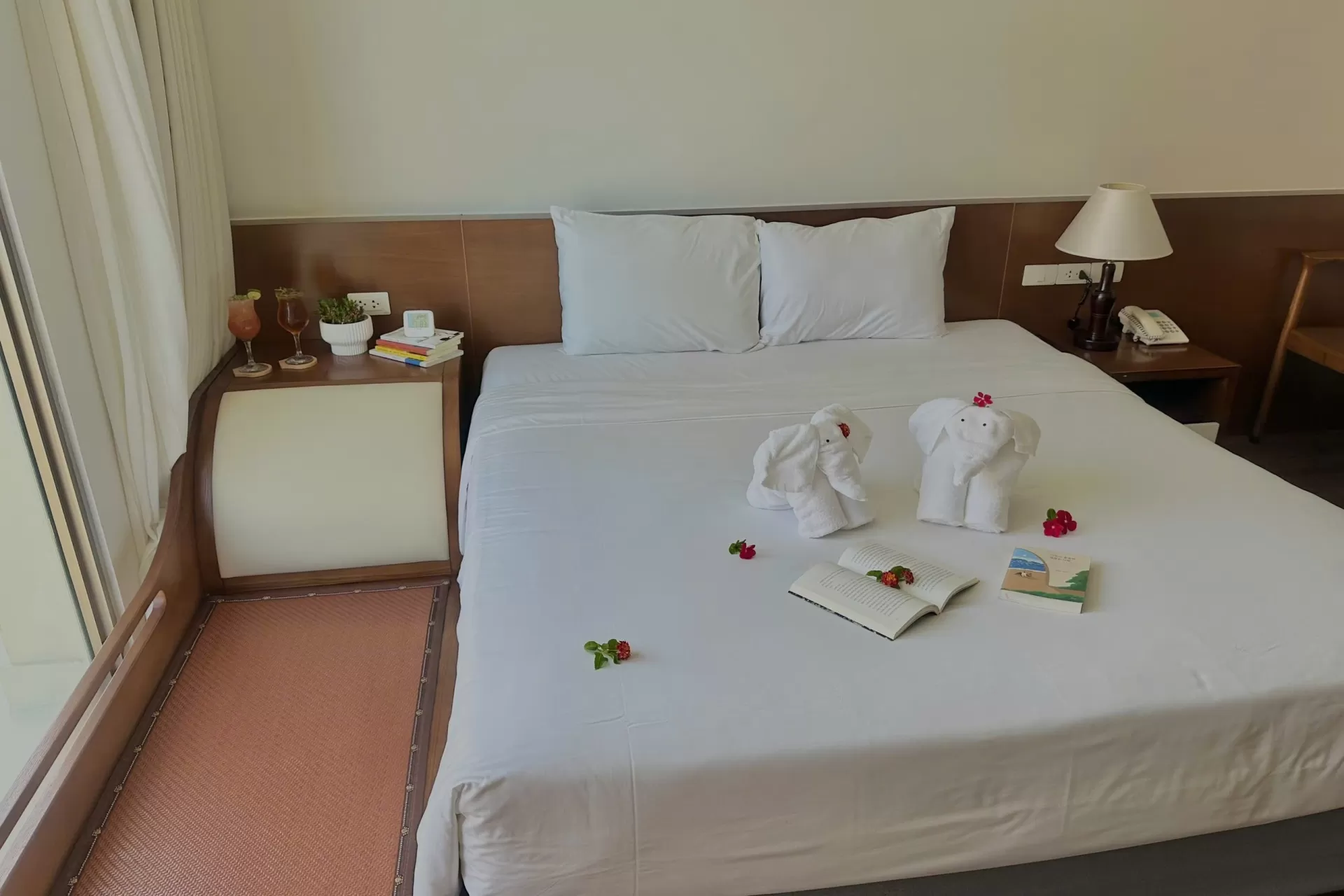 Deluxe Double Room: Hướng Chếch Biển Và Thành Phố