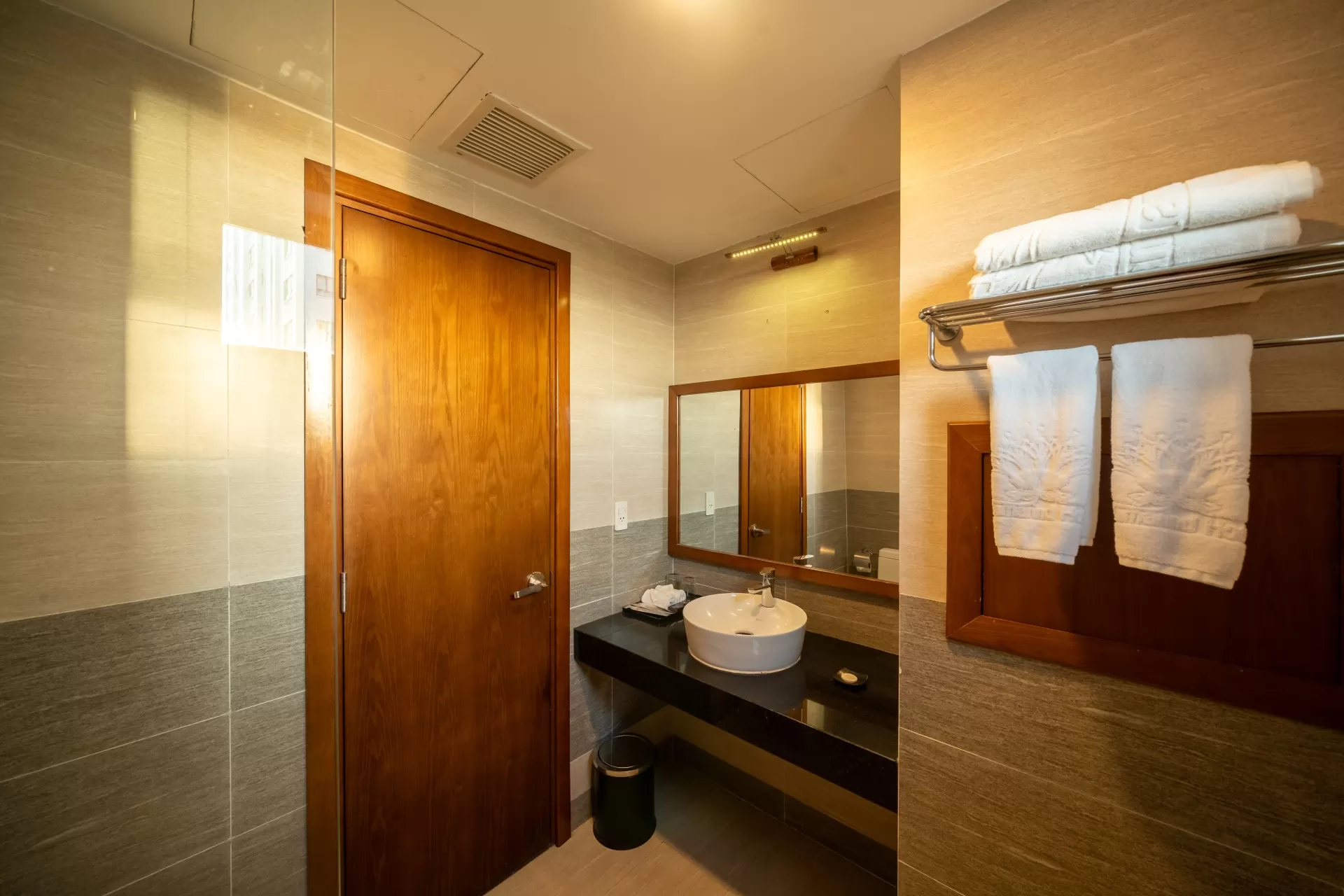 Deluxe Double Room: Hướng Chếch Biển Và Thành Phố
