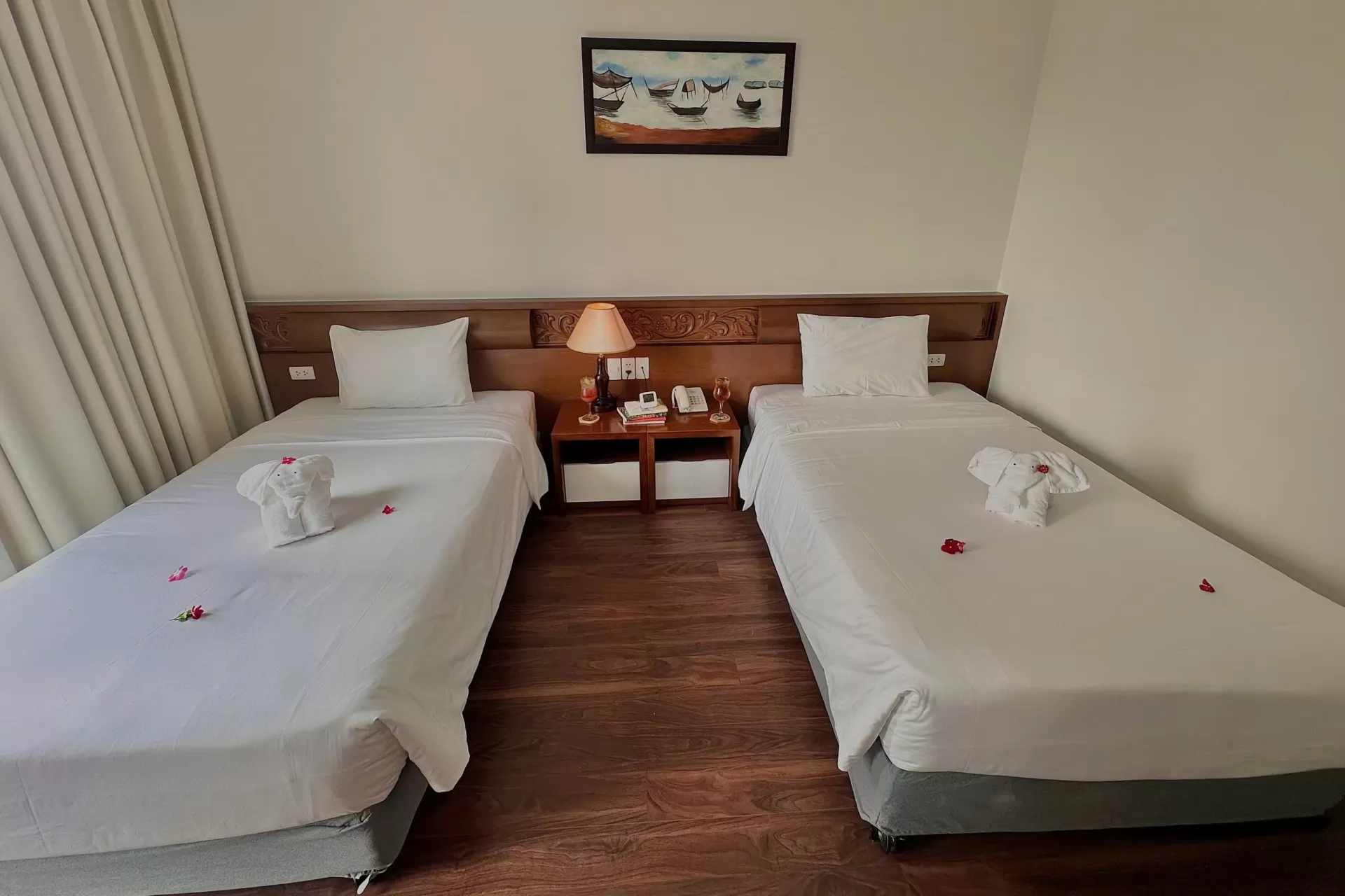 Deluxe Twin Room: Hướng Thành Phố